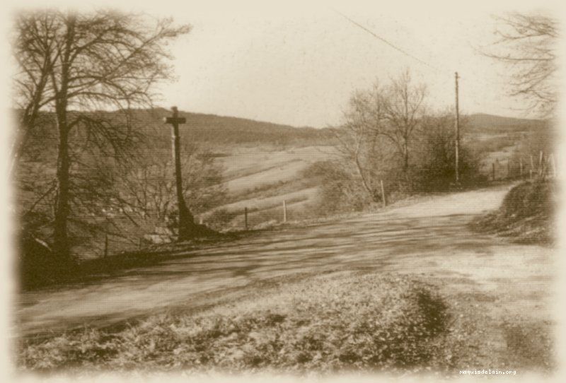 «La Croix» lieu de rassemblement entre Hotonnes et les Plans pour les camions du camp Morez le 11/11/1943 en vue du défilé historique d'Oyonnax. Il était aussi un point de repère pour accéder aux fermes de Morez, Deschapoux et Combettes