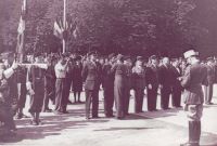 Décoration du capitaine PAUL des maquis de l'AIn par le général DE LATTRE DE TASSIGNY