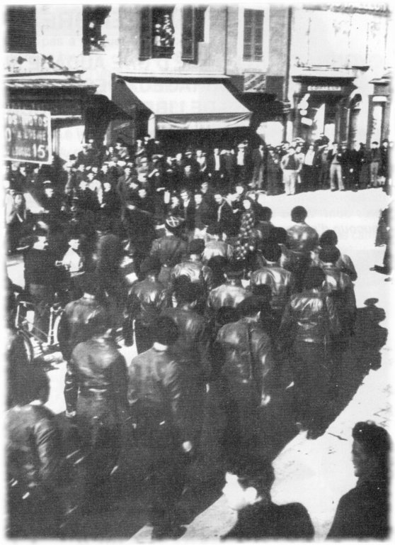 Le plus beau des  défilés du 11 novembre : 1943 à Oyonnax . 1111-defile009